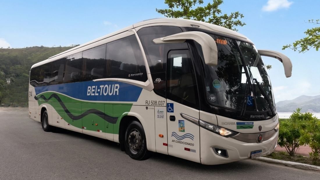 Ônibus executivo Bel-Tour em estrada litorânea no Rio de Janeiro