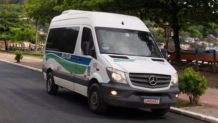 Van Bel-Tour de 15 lugares da frota própria, com motorista